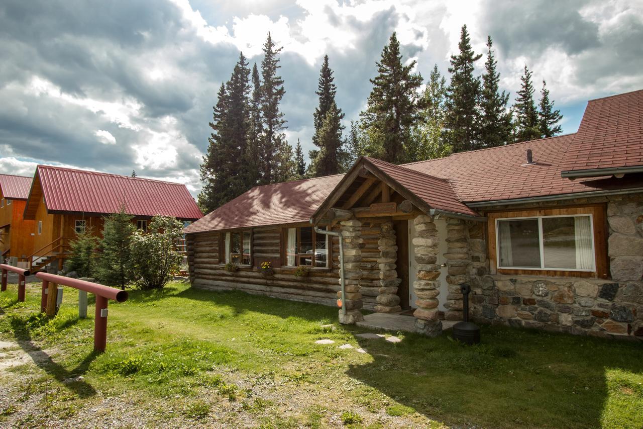 Northern Rockies Lodge Muncho Lake Zewnętrze zdjęcie