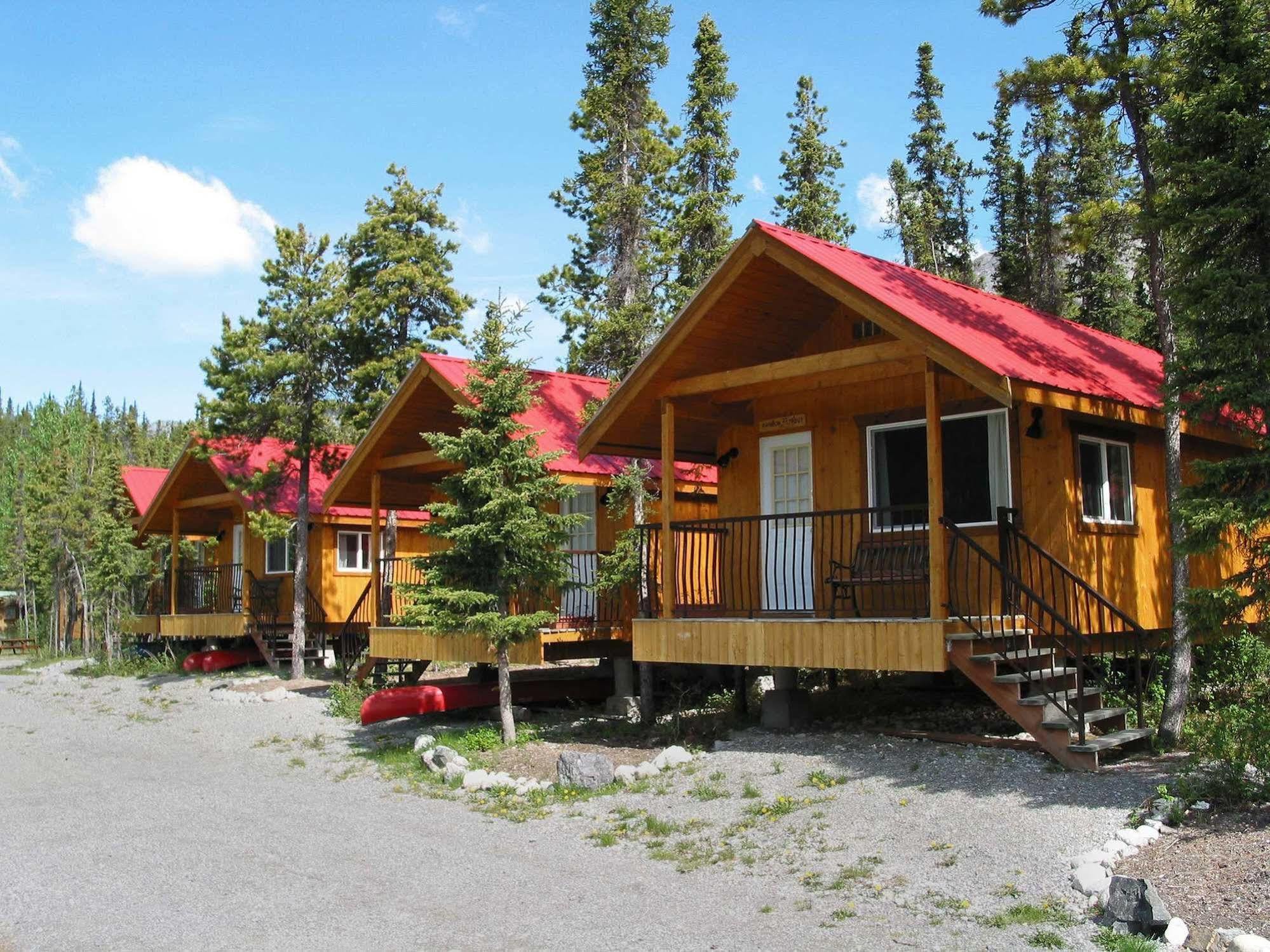 Northern Rockies Lodge Muncho Lake Zewnętrze zdjęcie
